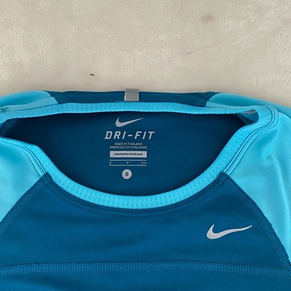 blue nike dri-fit t-shirt - Picture 4 of 5